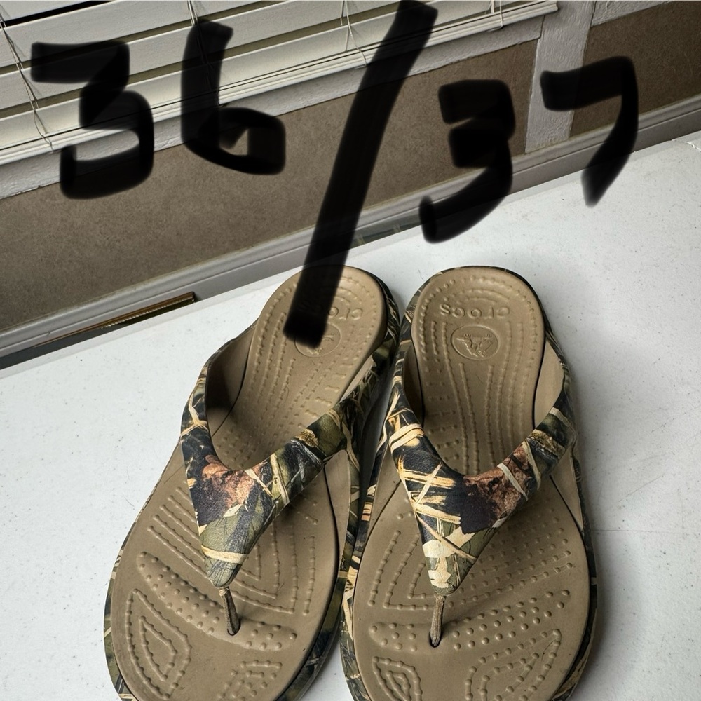 CROCS Camo Flip Flops 12
